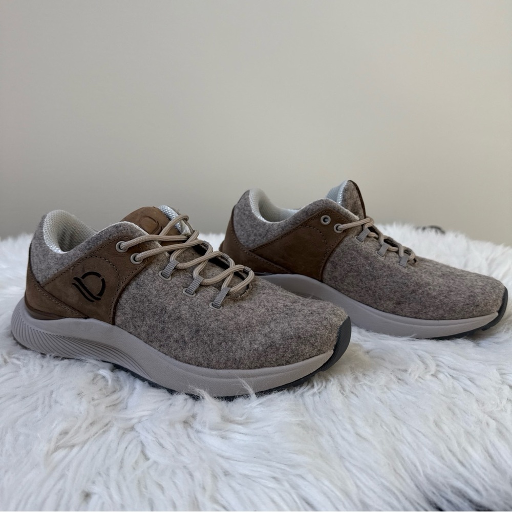 NEW! Strole S788W Women's Frolic Wheat Walking Shoe Leather And Wool Size 7